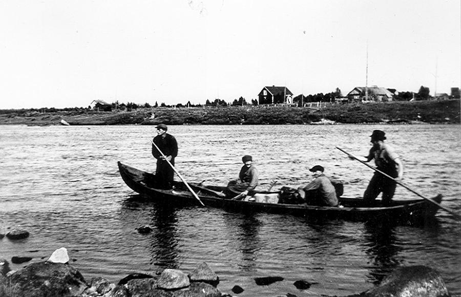 Lainio 09 B.jpg - Manfred, Helmer, Isak och Johannes Olla på väg till höbärgning 1945.